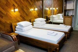 Отель Затышок Свалява Двухместный номер с 1 кроватью или 2 отдельными кроватями и балконом-1