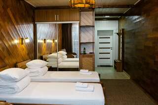 Отель Затышок Свалява Двухместный номер с 1 кроватью или 2 отдельными кроватями и балконом-3