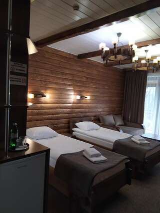 Отель Затышок Свалява Двухместный номер с 1 кроватью или 2 отдельными кроватями и балконом-4