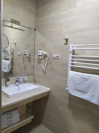 Отель Затышок Свалява Двухместный номер с 1 кроватью или 2 отдельными кроватями и балконом-9